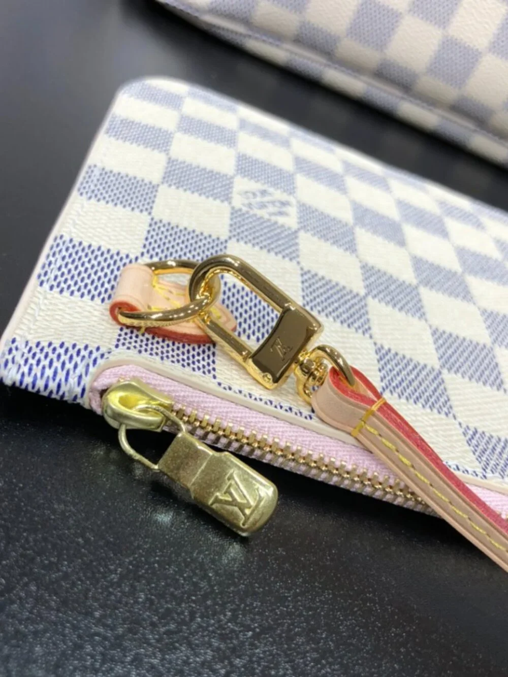 Louis Vuitton. dimensions 31